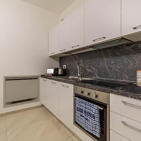 Apartment Elilux - Zona Policlinico, Garage E Posto Auto *